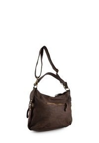 Braune Lederhandtasche mit weicher Textur, Reißverschlusstasche auf der Vorderseite, verstellbarem Schultergurt und Messingbeschlägen.