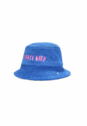 Blauer Frottee-Eimerhut mit rosa Schriftzug „LA DOLCE VITA“ auf der Seite bestickt und einem kleinen runden Metalletikett nahe der Krempe.