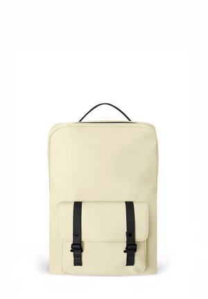 Beige rektangulær rygsæk med en frontlomme sikret med to sorte stropper og et topgreb.