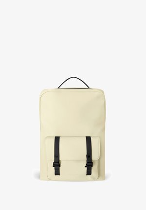 Mochila rectangular beige con un bolsillo frontal asegurado por dos correas negras y una asa en la parte superior.