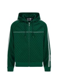Sudadera verde con cremallera y detalles en rayas blancas, que presenta un patrón texturizado y capucha con cordones. Logo mostrado en la manga.