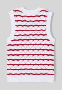 Top sans manches en tricot blanc avec un motif rouge en dents de scie, tissu texturé et col volé. Conçu pour le confort et le superposition.