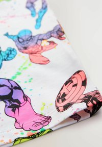 Kleurrijke katoenstof met illustraties van superhelden, waaronder Spider-Man en Captain America, met spetterpatroonaccenten.