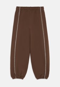 Pantalons de jogging marron avec une taille élastique, présentant une coupe slim et des rayures latérales de contraste gris clair le long des coutures. Texture douce.