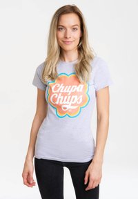 Gray cotton t-shirt featuring a vibrant Chupa Chups logo in orange, white, and blue, with a fitted design and short sleeves.