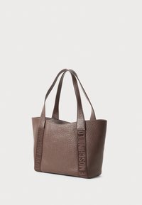 Brūns teksturēts ādas somas ar divām rokturiem, uz vertikālajiem siksniņām ir izdrukāts "LOVE MOSCHINO".