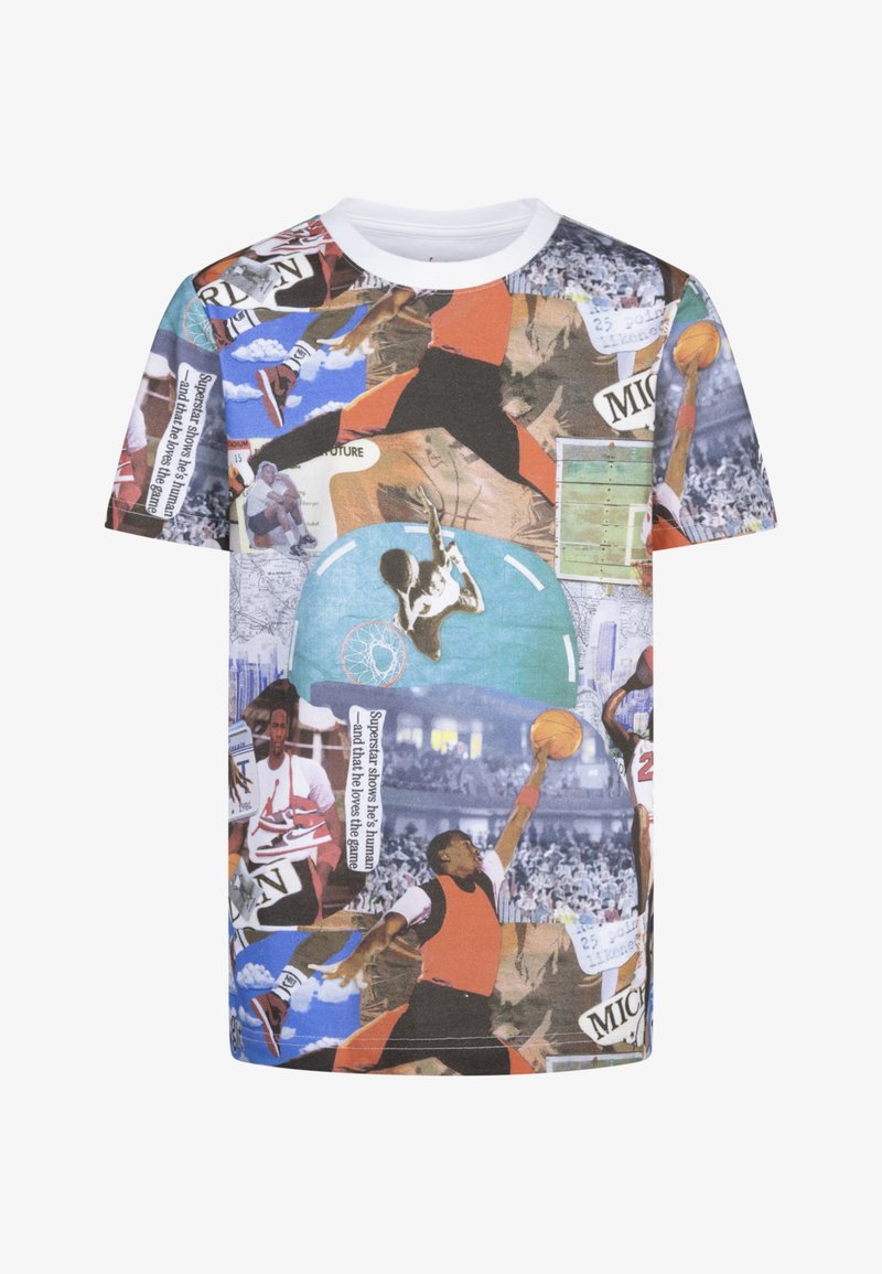 Tricou grafic cu un colaj de imagini și texte pe tema baschetului, predominant în nuanțe de albastru, roșu și negru, cu guler rotund.