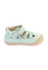 Zapato infantil de cuero verde claro con patrón de tela de peces, punta cerrada, correa ajustable y suela de goma. Presenta un diseño troquelado para la transpirabilidad.