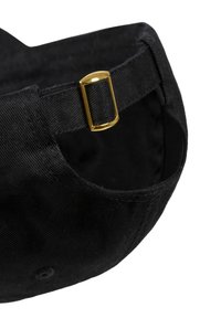 Zwarte katoenen pet met een gladde textuur, een gebogen klep en een verstelbare strap met een gouden metalen gesp.