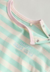 Chemise pour bébé à rayures vert menthe et crème avec un col rose. Comprend des boutons-pression et l'inscription "HAPPY BABY CLUB" en texte bleu clair.