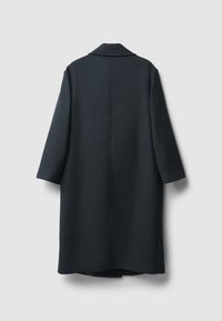 Cappotto lungo blu navy scuro con colletto classico, maniche tre quarti e taglio dritto. Realizzato con un tessuto testurizzato, presenta una cucitura centrale sulla schiena.