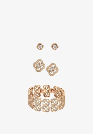 Háromrészes ékszerszett arany és gyémánt virágmintákkal: két pár fülbevaló és egy hozzáillő karkötő.