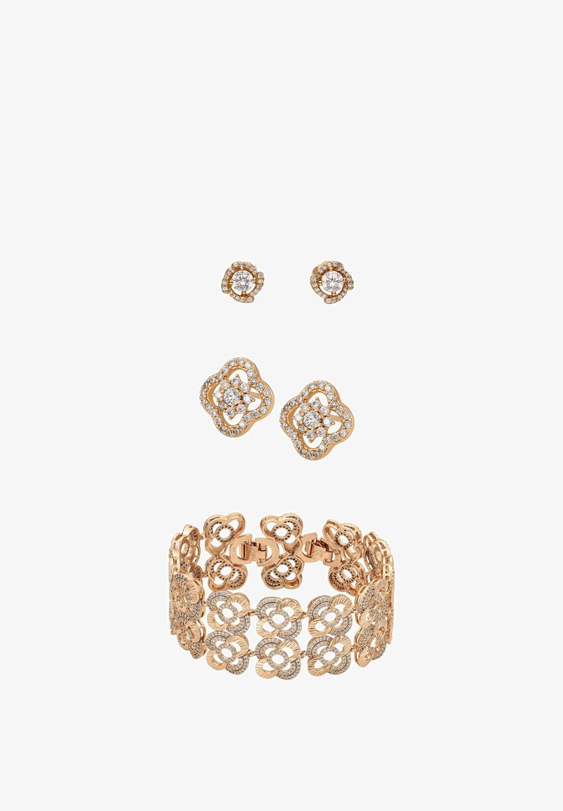 Zestaw biżuterii trzyczęściowy z złotymi i diamentowymi motywami kwiatowymi: dwie pary kolczyków oraz pasująca bransoletka.