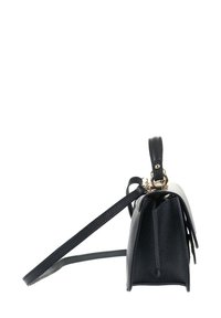 Borsa a mano in pelle nera con superficie testurizzata, manico superiore e tracolla regolabile. Presenta una patta di colore a contrasto e dettagli in metallo dorato.
