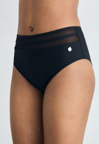 Juodos aukštos juosmens bikini kelnaitės su skaidriomis horizontaliomis juostelėmis viršuje ir sidabro akcentu šone. Glotni audinio tekstūra.