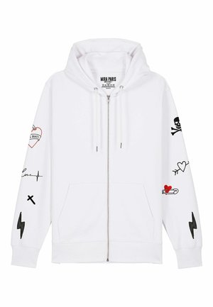 Bela jopa s kapuco na zadrgo in sprednjim žepom. Ponaša se s črnimi in rdečimi vezenimi motivi, vključno s srčki, lobanjo in strele.