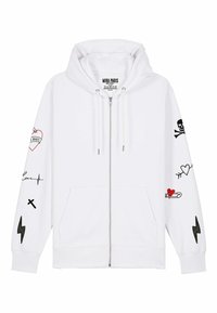 Felpa bianca con zip e tasca frontale. Presenta ricami neri e rossi, inclusi cuori, un teschio e motivi di fulmini.