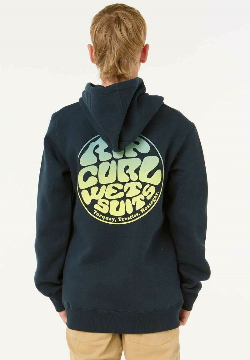 Sudadera azul marino de mezcla de algodón, con un gran gráfico circular de estilo retro en amarillo en la parte posterior. La parte frontal tiene un bolsillo tipo canguro.