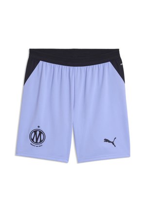 Pantalones cortos deportivos de color púrpura claro con cintura negra y paneles laterales, con el logo de Puma en la pierna derecha y un emblema circular con estrella en la pierna izquierda.