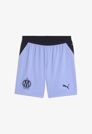 Lyse lilla sportsshorts med sort talje og sidelommer, med Puma-logo på højre ben og en cirkulær emblem med stjerne på venstre ben.