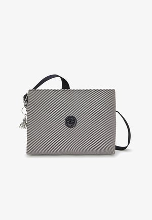 Rechthoekige zwart-witte diagonale gestreepte schoudertas met zwarte band, ronde logopatch en zilveren apensleutelhanger bevestigd.