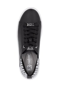 Sneaker in pelle nera con tomaia testurizzata, dotata di lacci neri, dettagli in argento e suola bianca. La fodera presenta un motivo in bianco e nero.