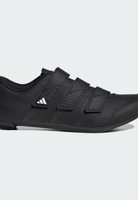 Zapatos de ciclismo negros con una parte superior sintética y lisa, que cuentan con tres correas de velcro y paneles laterales ventilados para mayor transpirabilidad.