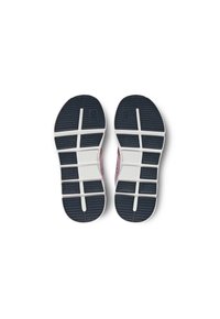 Semelles de chaussure avec une semelle extérieure bleu foncé, une semelle intermédiaire blanche, une texture striée et un détail de logo, conçues pour l'adhérence et le confort.