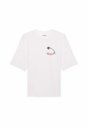 Witte katoenen T-shirt met korte mouwen, voorzien van een zwart omlijnde veiligheidsspeld en een rood patroon detail op de linkerkant van de borst.