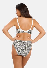 Conjunto de bikini floral con un diseño en verde y blanco. La parte superior tiene tirantes ajustables y un cierre, mientras que la parte inferior de tiro alto presenta un patrón similar.