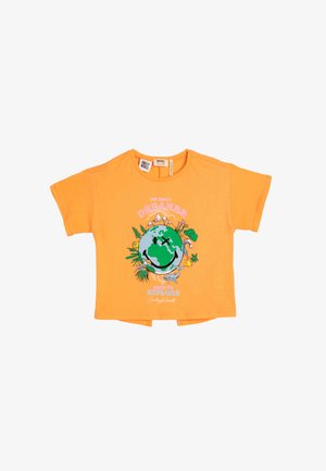 Heldoranje kinder T-shirt met een lachende wereldbol, bergen, bomen, dieren en de tekst "Maak je klaar dromer, durf te verkennen."