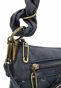 Marineblaue Lederhandtasche mit strukturiertem Finish, einem verdrehten Tragegurt mit goldfarbener Hardware, Reißverschlüssen und einem Sicherheitsnadel-Akzent.