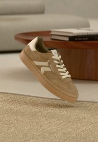 Unausgewählt, taupe