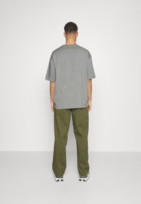 Jordan M J FLT ESS OVRSZ SS CREW - T-shirt basic - carbon heather