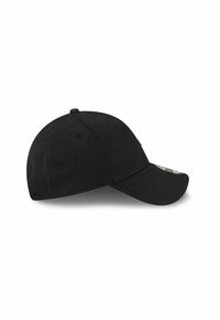Schwarze Kappe mit genähtem Frontbereich, gebogenem Schirm und bestickten Akzenten. Verfügt über Belüftungsöffnungen und eine strukturierte Unterseite des Schirms.