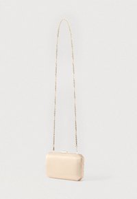 Metalen crèmekleurige clutch-tas met een rechthoekige vorm, een gouden kettingriem en een sluiting met een gesp; gladde textuur met een subtiele glans.