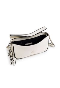Borsa a tracolla in pelle bianca con bordi neri, tracolla a catena e hardware argentato. Aperta per rivelare un interno nero con una tasca con zip.