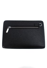 Portafoglio in pelle nera con finitura testurizzata, dotato di una tasca con zip in argento, bordi lisci e un anello per attacco sulla parte superiore.