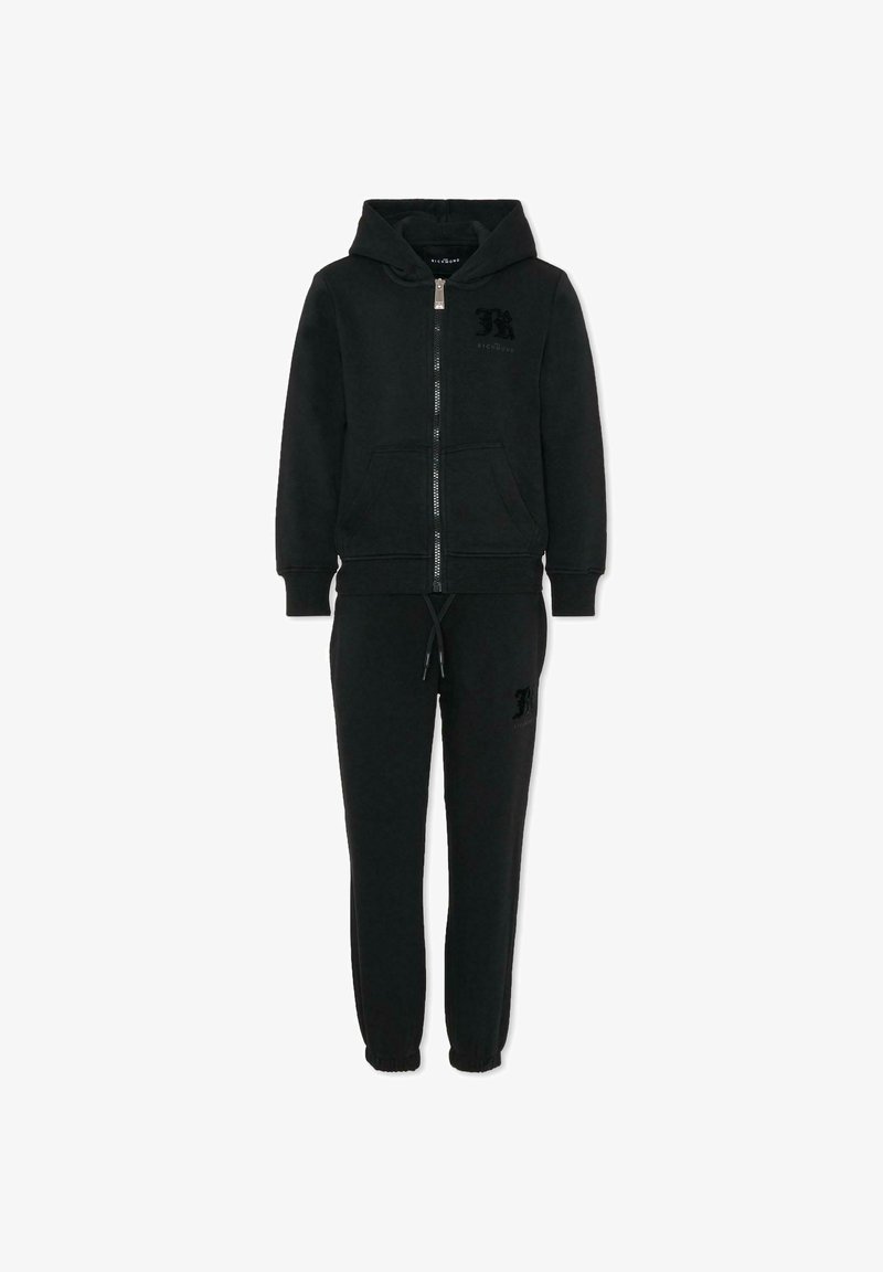 Ensemble de survêtement noir en matériau doux ; comprend un sweat à capuche zippé avec un logo et un pantalon de jogging à taille élastique avec des chevilles côtelées.
