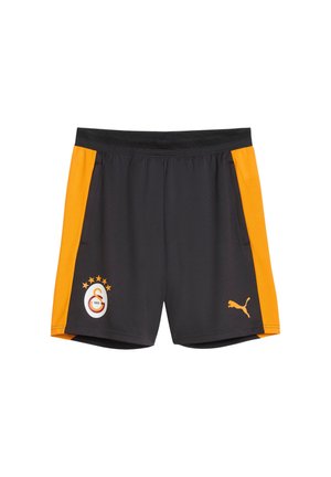 Schwarze Sportshorts mit orangefarbenen Seitenpanelen, Galatasaray Fußballclub-Logo am linken Bein und Puma-Logo am rechten Bein.