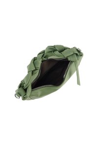 Grüne Lederhandtasche mit geflochtenem Design, Reißverschluss und dunklem Innenfutter. Besitzt eine abgerundete Form und einen seitlichen Tragegurt.