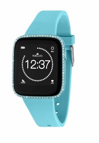 Un orologio intelligente con uno schermo rettangolare nero, un cinturino in silicone azzurro chiaro e dettagli in strass argentati attorno al display.