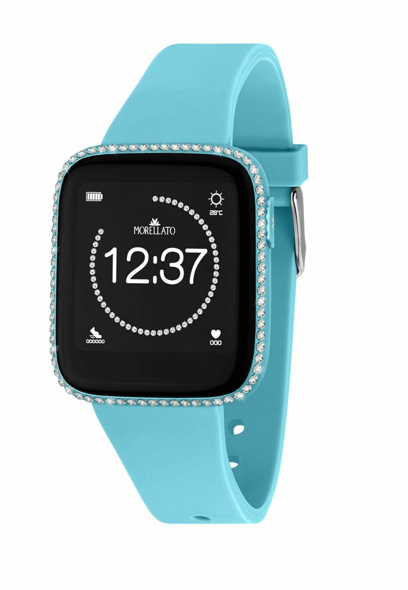 Un orologio intelligente con uno schermo rettangolare nero, un cinturino in silicone azzurro chiaro e dettagli in strass argentati attorno al display.