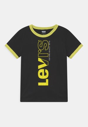 Zwart Levi's T-shirt met korte mouwen, gele rand aan kraag en mouwen, en een verticale gele Levi's-logo en tekst op de voorkant.