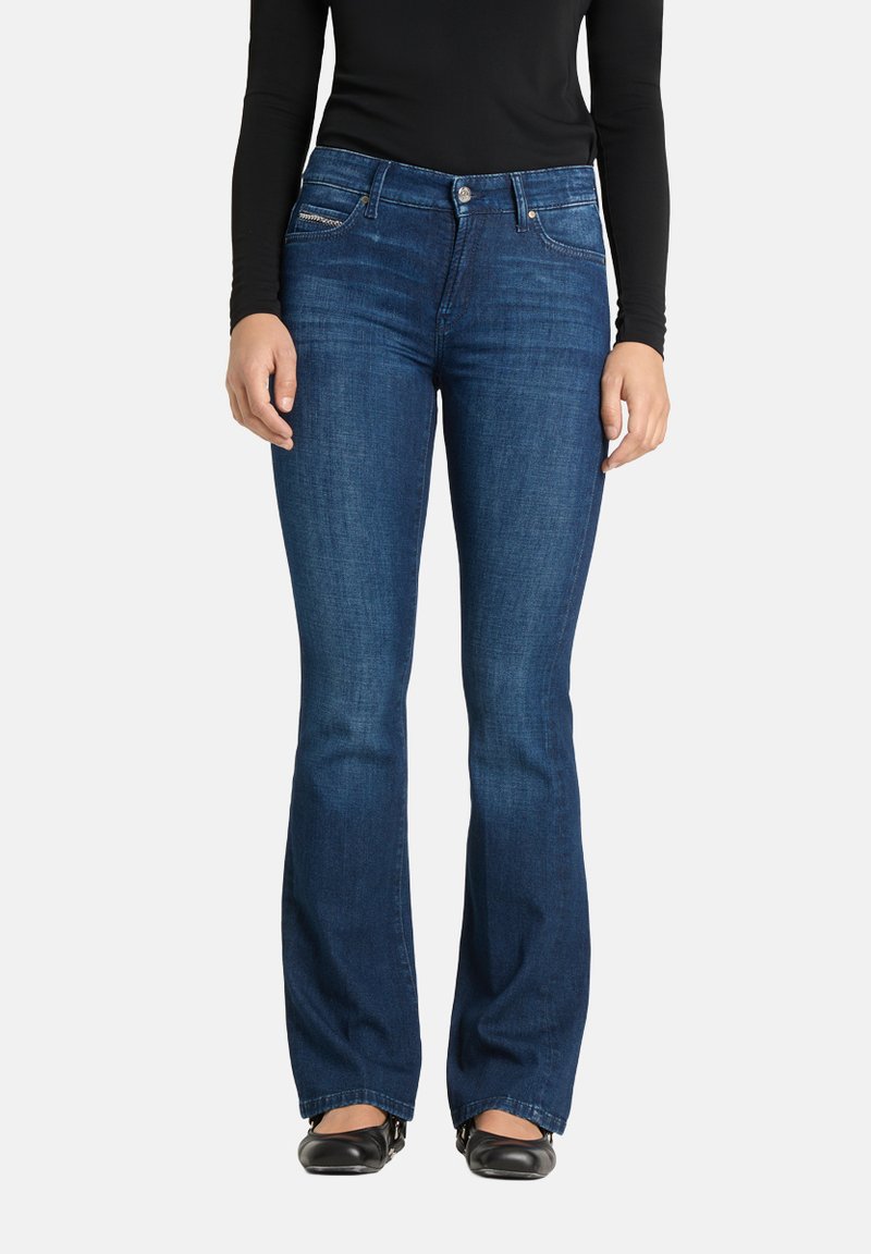 Granatowe dzwony z denimu, z zapięciem na guziki, pięcioma kieszeniami i delikatnym wyblaknięciem na udach.