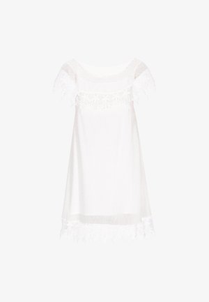 Balta kleita ar brīvu piegriezumu, kurai ir mežģīņu akcenti uz pleciem un apakšmalas, izgatavota no teksturēta, viegla auduma ar punktiņiem.