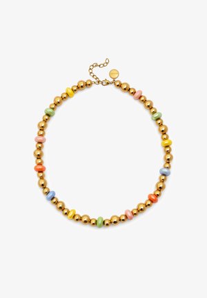 Guldfärgad halskedja med runda och skivformade pärlor i pastellfärger (grön, gul, rosa, blå, orange) med justerbar kedjeslutning.