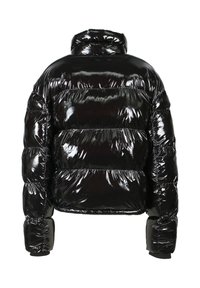 Svart puffjacka med en glansig yta, med horisontella quiltade sektioner, hög krage och elastiska manschetter.