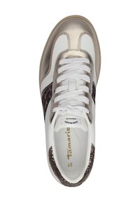 Baskets blanches avec accents dorés métalliques, lacets blancs, talon pailleté et détail côté imprimé léopard, vues de dessus. Taille 37.