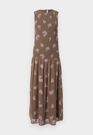 Hnědé šaty bez rukávů s nařaseným živůtkem a splývavou sukní; s jemnými růžovými květinovými vzory a vertikálními pruhy. Lehká, texturovaná látka.